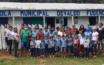 Amazon Green Tours distributes school supplies to children at Colégio Osvaldo Fugencio